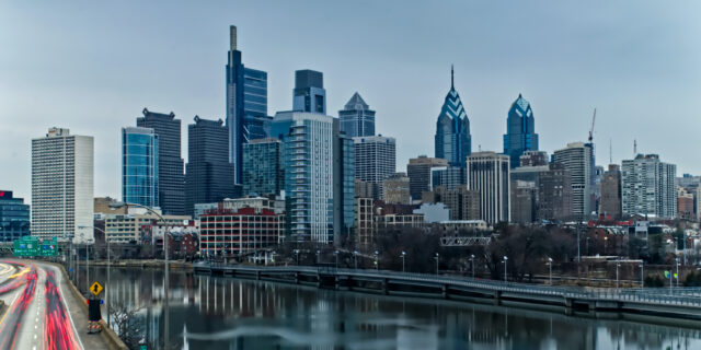 Philadelphia Skyline Wallpaper 2K Desktop, Philadelphia Skyline Reflected In Schuylkill River With City Traffic At Dusk