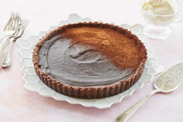 Rich Chocolate Tart with Cocoa Dusting on Elegant Plate Tart Wallpapers