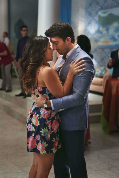 A close up of a romantic moment between two characters in Jane The Virgin, 2K Mobile Wallpaper