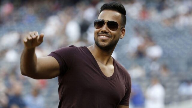 Romeo Santos Smiling in Sunglasses Perfect Wallpaper Background