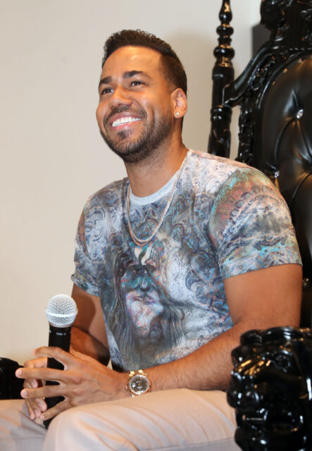 Romeo Santos Smiling with Microphone in Artistic T shirt Wallpaper