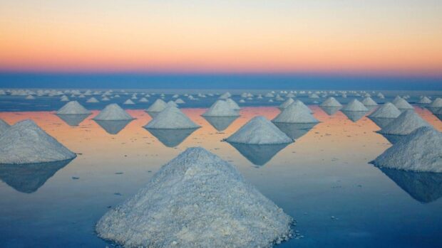 The Bolivia wallpapers show salt mounds reflecting the colorful sky at sunset, 2K Desktop Wallpaper