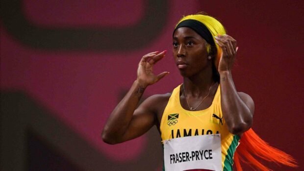 Shelly Ann Fraser Pryce is adjusting her hair before a race at the athletic event, 2K Desktop Wallpaper