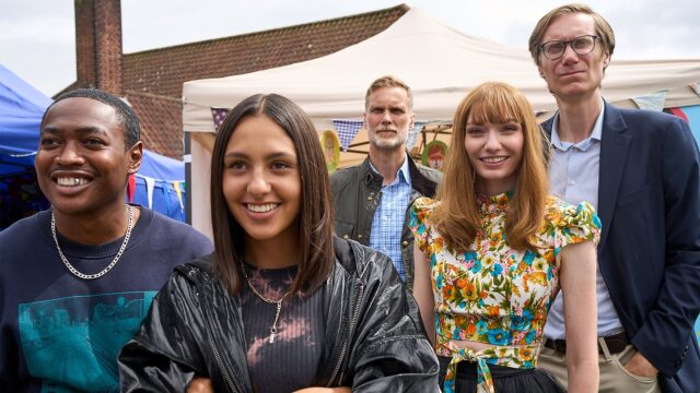 Stephen Merchant Wallpapers Group Portrait of Cast at Outdoor Event