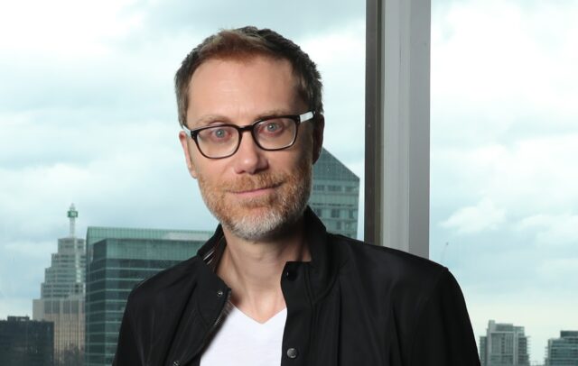 Stephen Merchant casual portrait with cityscape background wallpaper
