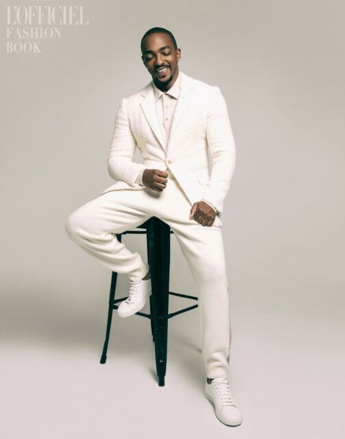 Stylish Anthony Mackie In All White Suit Wallpaper