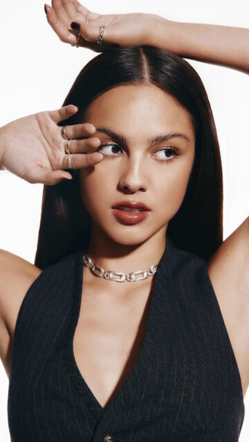 Stylish Woman Wearing Silver Chain Choker Wallpaper in Black Outfit