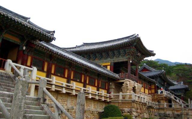 Traditional Korean Temple Architecture Scenic Wallpaper