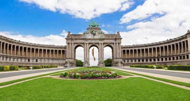 The Triumphal Arch in Brussels stands prominently with a clear sky and well maintained garden in front, showcasing Brussels Wallpapers, HD Desktop Wallpaper