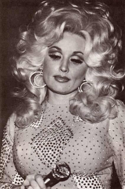 Vintage Dolly Parton Glamour Portrait Wallpaper
