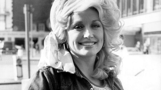 Vintage Dolly Parton Smiling Portrait Wallpaper