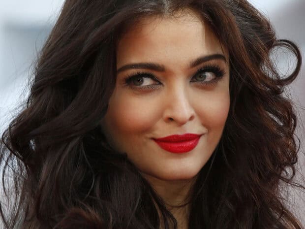 Aishwarya Rai shows a bright smile with red lipstick and wavy hair, HD Desktop Wallpaper