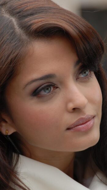 A close up portrait of Aishwarya Rai with soft makeup and brown hair, HD Mobile Wallpaper