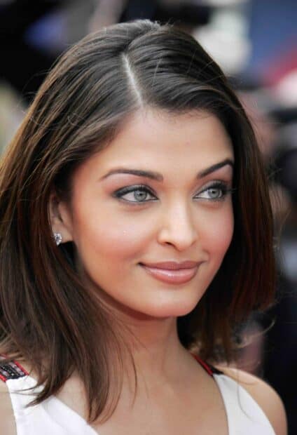 Aishwarya Rai close up portrait with light makeup and smiling expression, HD Mobile Wallpaper