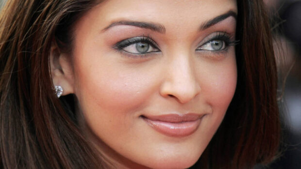 Aishwarya Rai shows a gentle smile with detailed facial features, HD Desktop Wallpaper