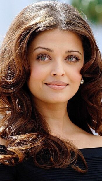 A close up of Aishwarya Rai with flowing hair and natural makeup, 4K Phone Wallpaper