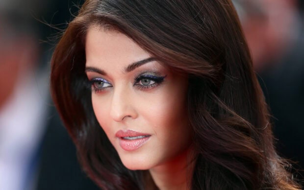 Aishwarya Rai displays a glamorous look with detailed eye makeup and shining lips, 2K PC Wallpaper