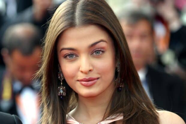 A close up portrait of Aishwarya Rai showing her elegant face and earrings, HD Desktop Wallpaper