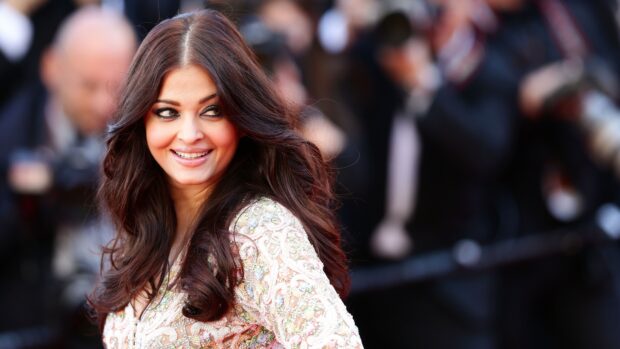 Aishwarya Rai is smiling wearing a detailed embroidered dress at an event, 4K Desktop Wallpaper