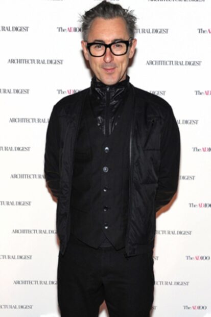 Alan Cumming wearing a black vest and jacket at an event, HD Mobile Wallpaper