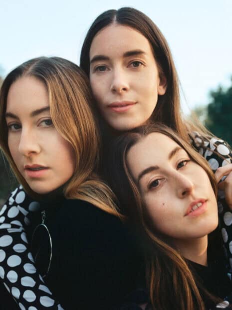 A close up portrait of Alana Haim and her sisters outdoors, HD Phone Wallpaper