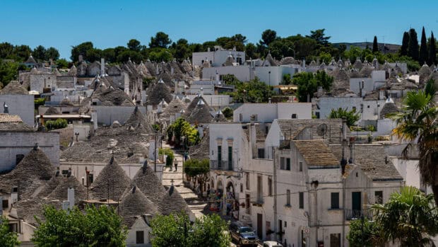 Alberobello features unique trulli houses with stone conical roofs under a clear sky, HD Desktop Wallpaper