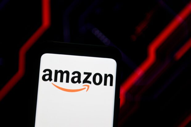 The Amazon logo is displayed clearly on the smartphone against a dark background with red lines, 2K Mobile Wallpaper