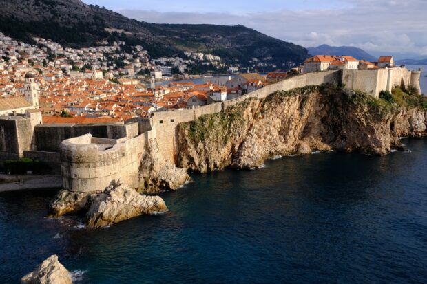 The ancient city walls along the Dubrovnik coastline overlooking the sea, HD Desktop Wallpaper