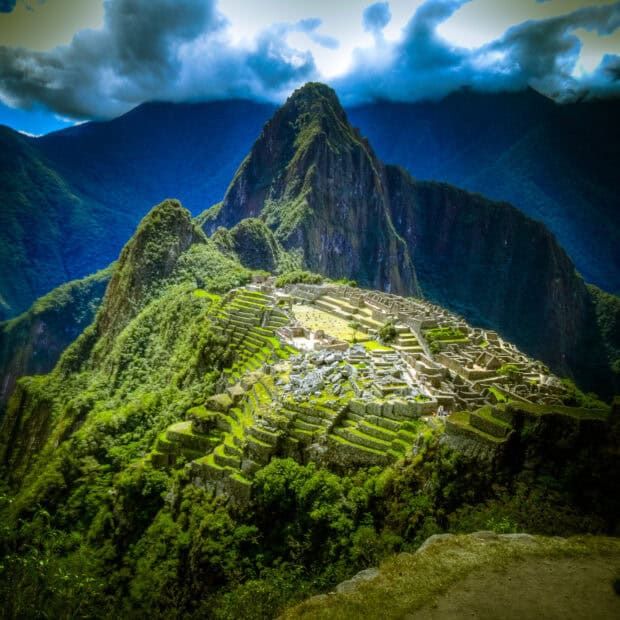 A stunning view of Machu Picchu ruins surrounded by mountains in Peru Wallpapers, HD Desktop Wallpaper
