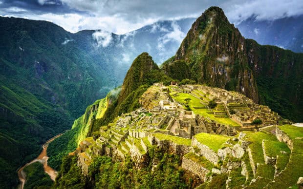 Ancient Machu Picchu ruins surrounded by misty green mountains in Peru, 2K Desktop Wallpaper