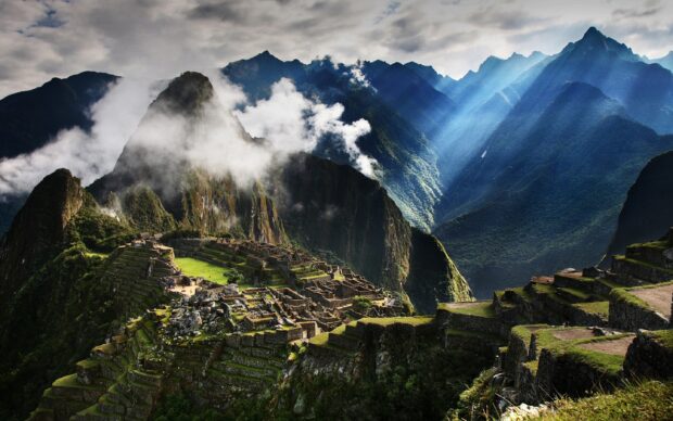 The Peru Wallpapers show ancient Machu Picchu ruins surrounded by mountains and clouds, 2K Desktop Wallpaper