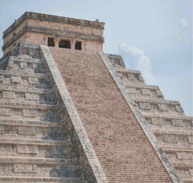 The ancient Mayan pyramid at Chichen Itza stands tall under a cloudy sky, Chichen Itza Wallpapers, HD Desktop Wallpaper