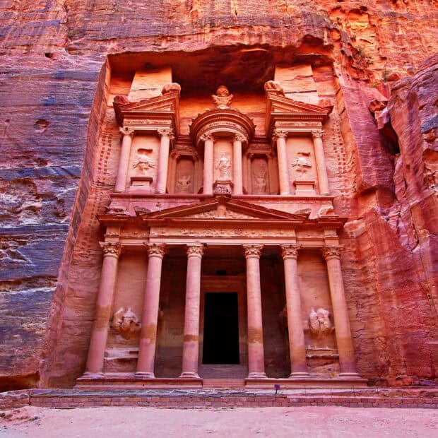 The ancient Petra Jordan monument carved into rose red stone cliffs, HD PC Wallpaper