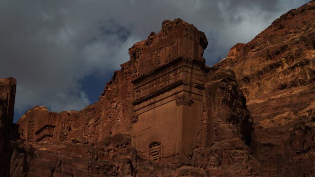The ancient rock carvings at Petra Jordan are shown under a cloudy sky, 4K Desktop Wallpaper