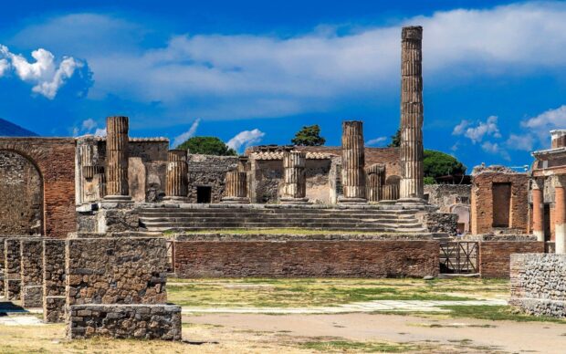 The ancient ruins in Pompeii show columns and structures under a blue sky, HD Desktop Wallpaper