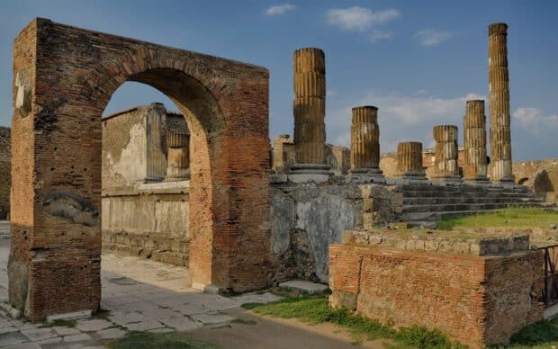 The ancient ruins in Pompeii city show historic brick archways and columns during daylight, HD Desktop Wallpaper