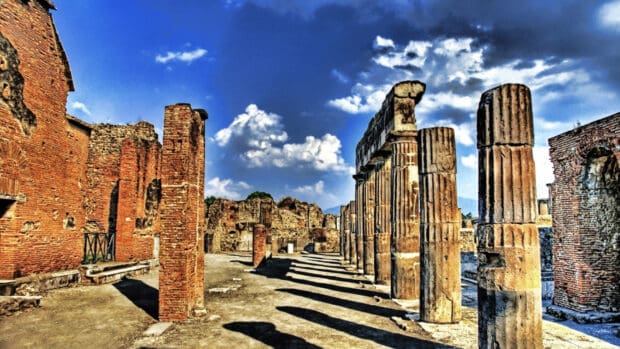 The Pompeii ruins show old brick and stone pillars with a blue sky above, HD Desktop Wallpaper
