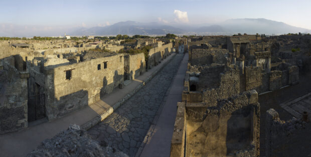 The ancient ruins of Pompeii show stone streets and buildings under clear sky, 2K Desktop Wallpaper