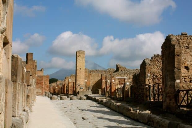The Pompeii ruins line the old stone street under a blue sky, HD Desktop Wallpaper