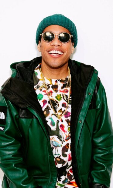 Anderson Paak in a green jacket and beanie smiling with sunglasses, HD Phone Wallpaper