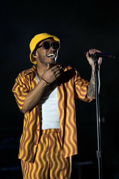 Anderson Paak is smiling and singing with his microphone, HD Mobile Wallpaper