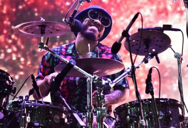 Anderson Paak is playing the drums during a live performance, 2K Desktop Wallpaper