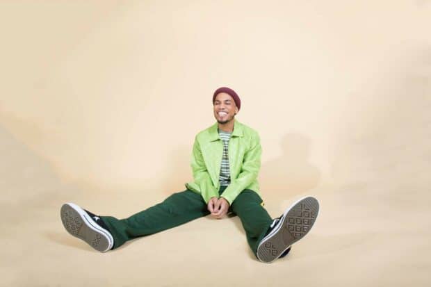 Anderson Paak sitting on the floor smiling with casual clothes, HD Desktop Wallpaper