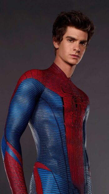 Andrew Garfield wearing the Spider Man suit looking serious on a plain backdrop, 2K Phone Wallpaper