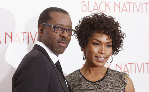 Angela Bassett smiles at the event with a man in a suit, HD Desktop Wallpaper