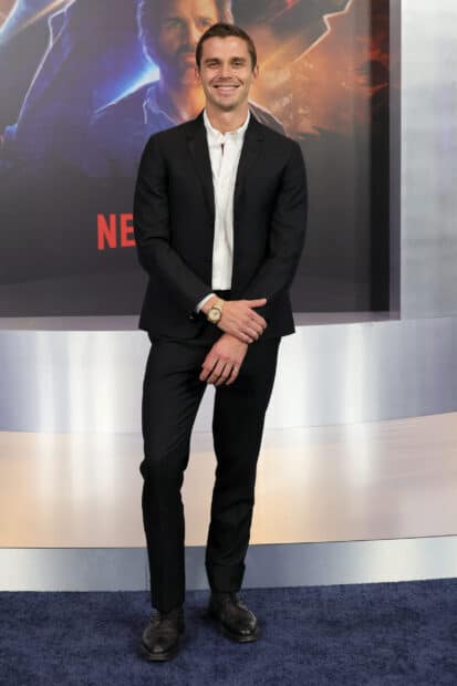 Antoni Porowski wearing a black suit and smiling at a formal event, 2K Desktop Wallpaper