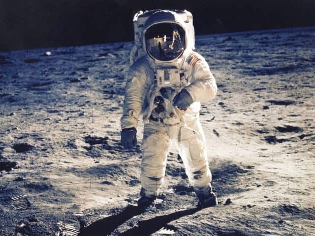 An astronaut from Apollo 13 stands on the moon's surface in full suit, HD Desktop Wallpaper