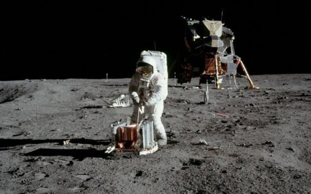 An astronaut is conducting experiments on the moon during the Apollo 13 mission, HD Desktop Wallpaper