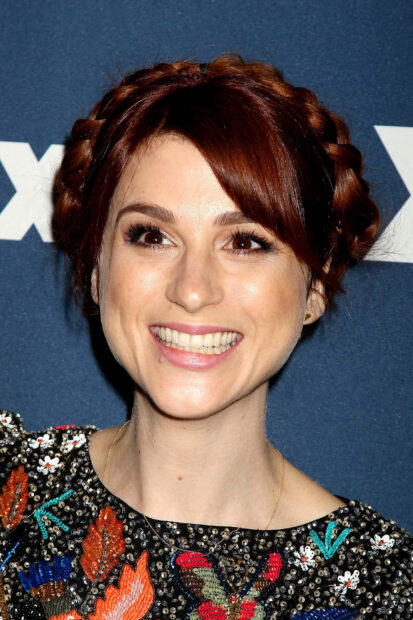 Aya Cash smiles warmly at a public event with braided hair, HD Phone Wallpaper