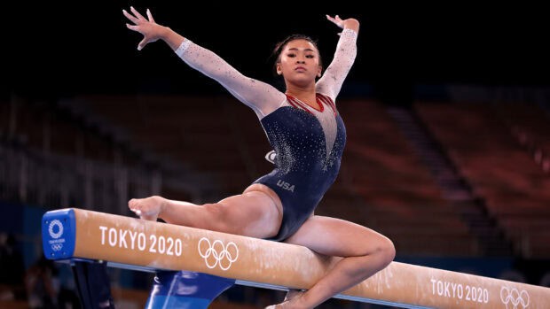 A gymnast in a USA uniform performs a split on the balance beam at Tokyo 2020, HD Desktop Wallpaper